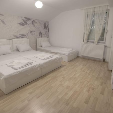 Guest House Prishtine Bagian luar foto