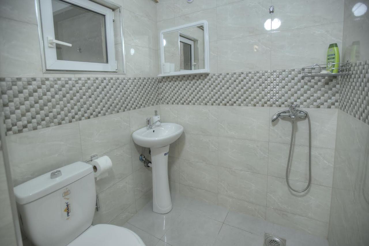 Guest House Prishtine Bagian luar foto
