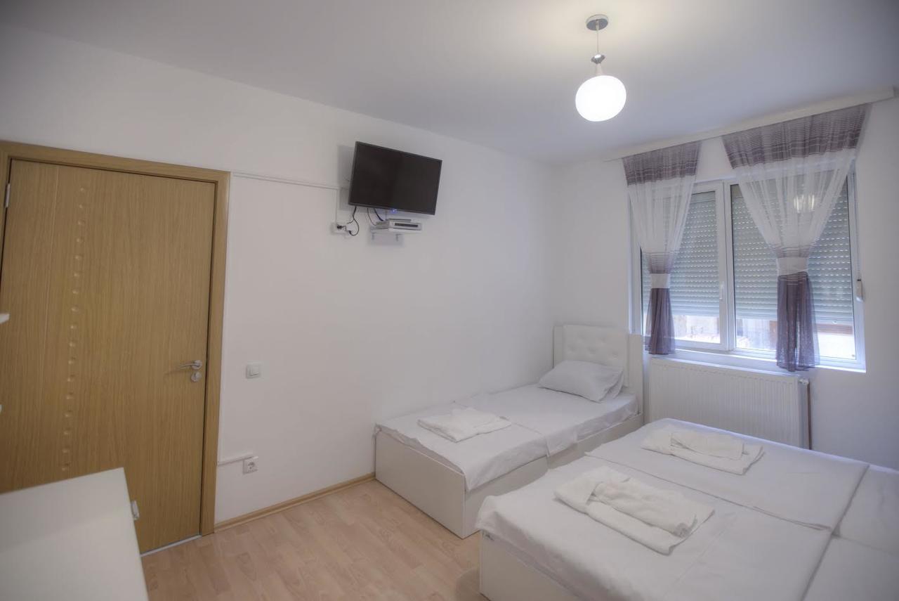 Guest House Prishtine Bagian luar foto
