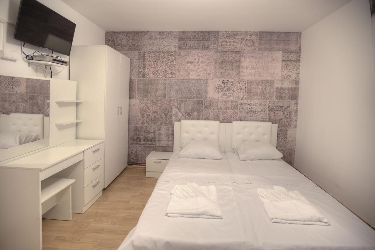 Guest House Prishtine Bagian luar foto