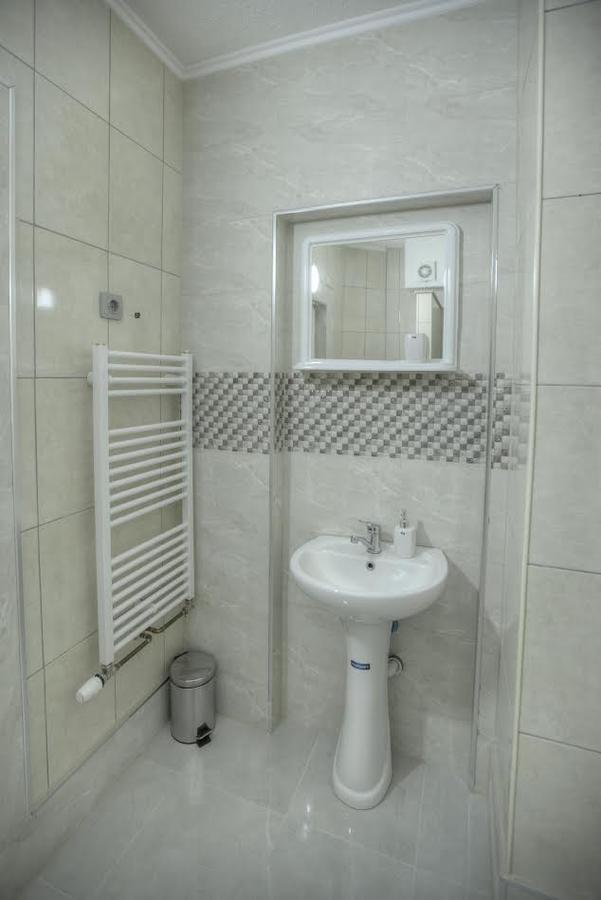 Guest House Prishtine Bagian luar foto